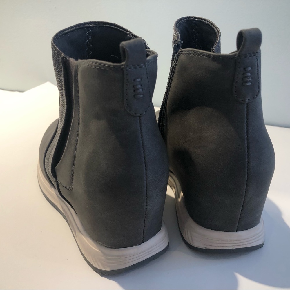 Bare Traps Jaci 6.5 gray wedge high top sneakers LIKE NEW - Picture 2 of 4
